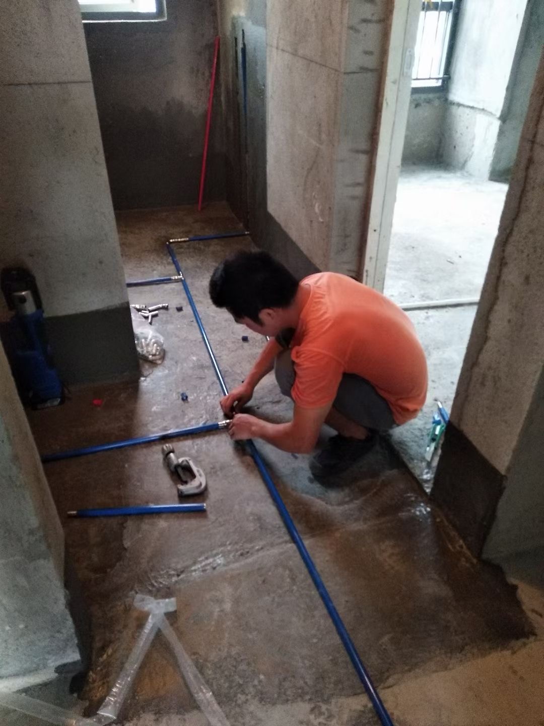 91视频电影网牌覆塑91视频黄下载饮用水管安装现场.jpg